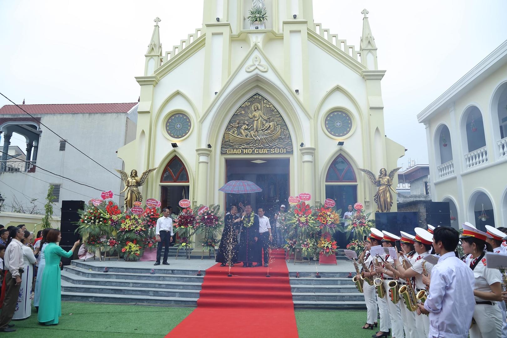 Thánh Lễ Tạ Ơn, Làm Phép Nhà Thờ Và Nhà Mục Vụ Giáo Họ Cửa Suối, Giáo Xứ Đoan Nữ