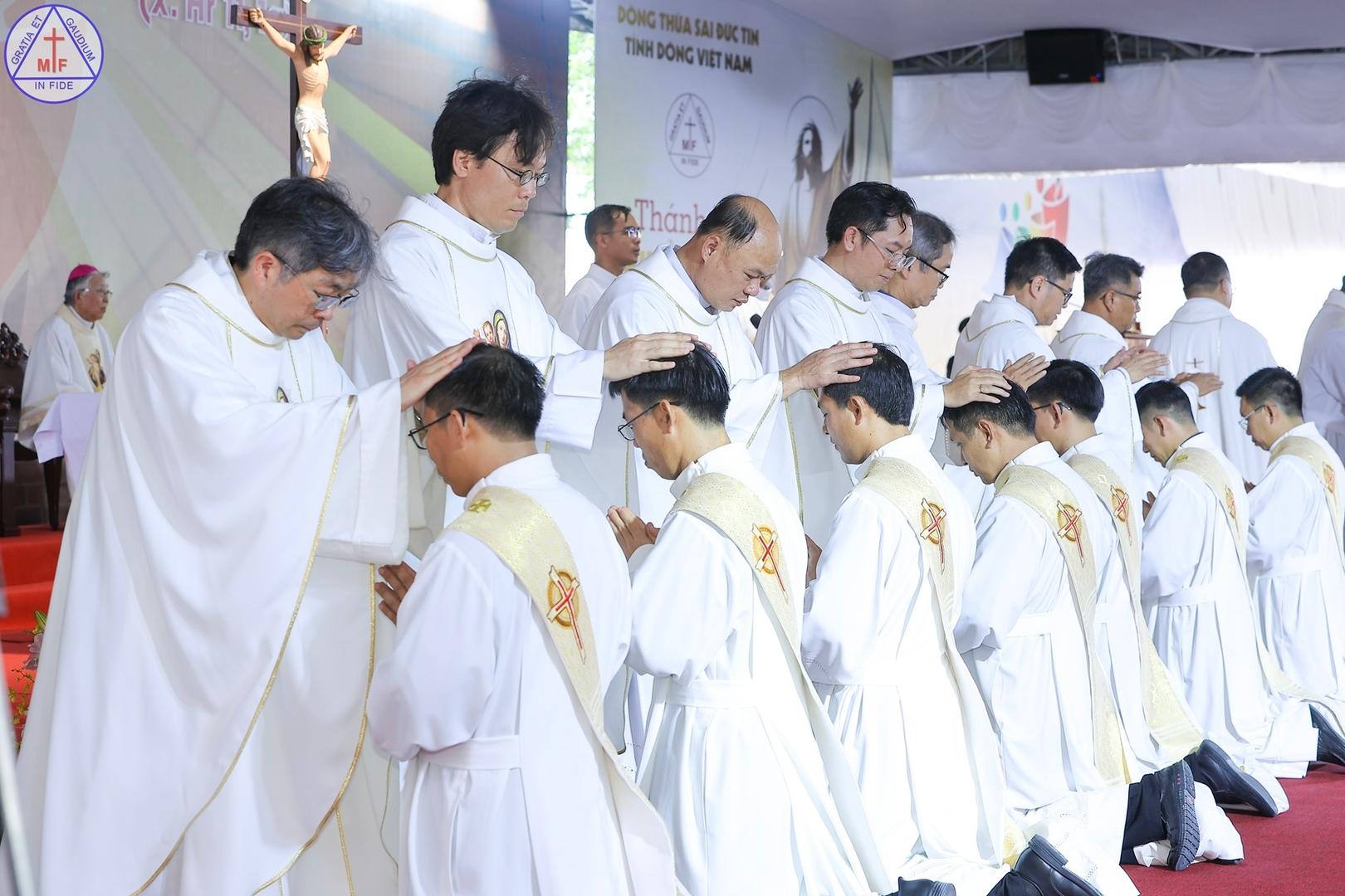THÁNH LỄ TRUYỀN CHỨC LINH MỤC CHO CÁC TU SĨ DÒNG THỪA SAI ĐỨC TIN – TỈNH DÒNG VIỆT NAM