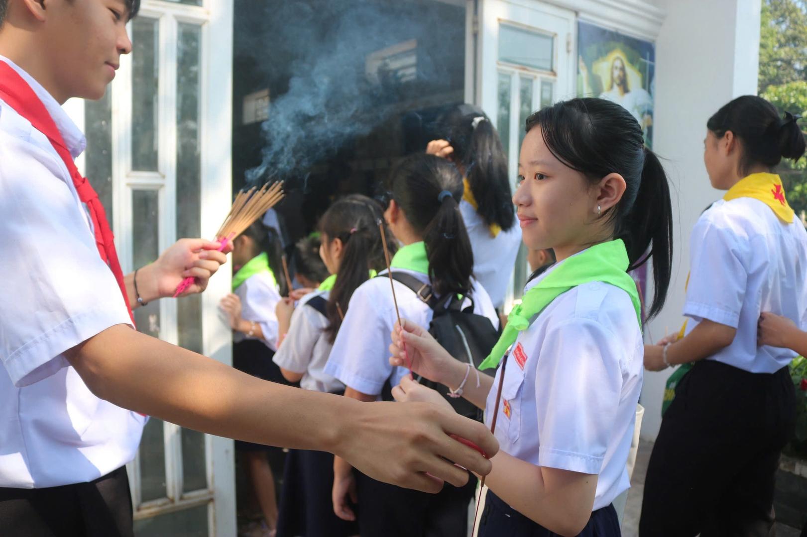 Gx. Bà Lụa: Đoàn TNTT Tưởng Nhớ & Cầu Nguyện Cho Các Linh Hồn